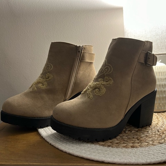 NWT - The Original MukLuks Boots: size 6 - Picture 1 of 5